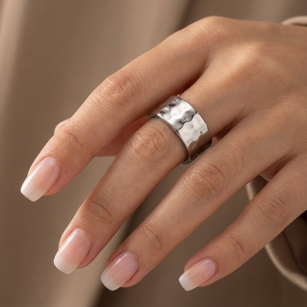 Brede Gehamerde Ring