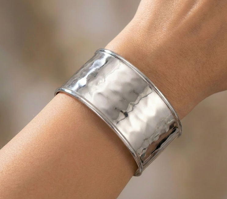 Brede gehamerde manchetarmband